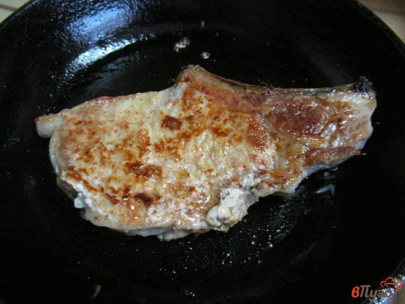 Фото приготовление рецепта: Свиной стейк с грибами и фасолью шаг №3