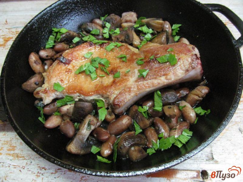 Фото приготовление рецепта: Свиной стейк с грибами и фасолью шаг №8