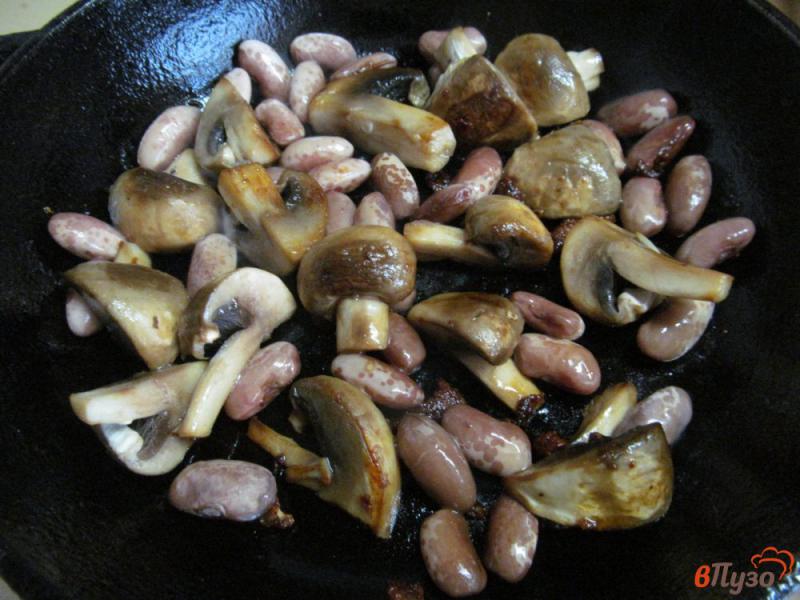 Фото приготовление рецепта: Свиной стейк с грибами и фасолью шаг №5
