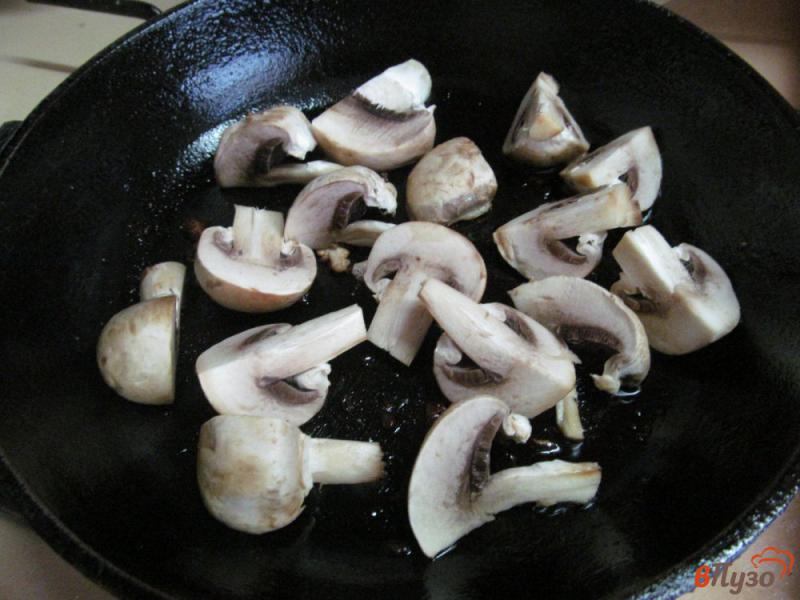 Фото приготовление рецепта: Свиной стейк с грибами и фасолью шаг №4