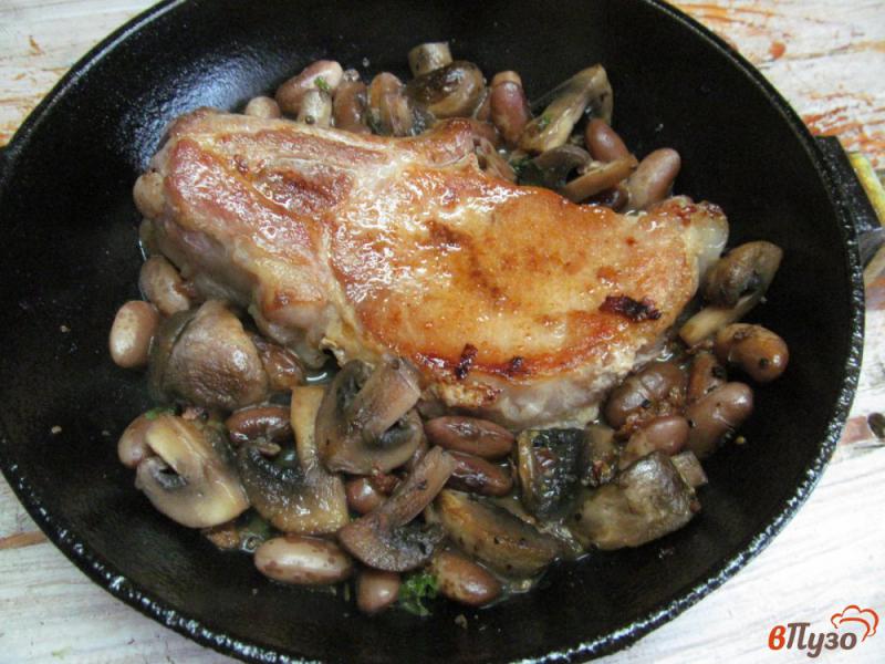 Фото приготовление рецепта: Свиной стейк с грибами и фасолью шаг №7