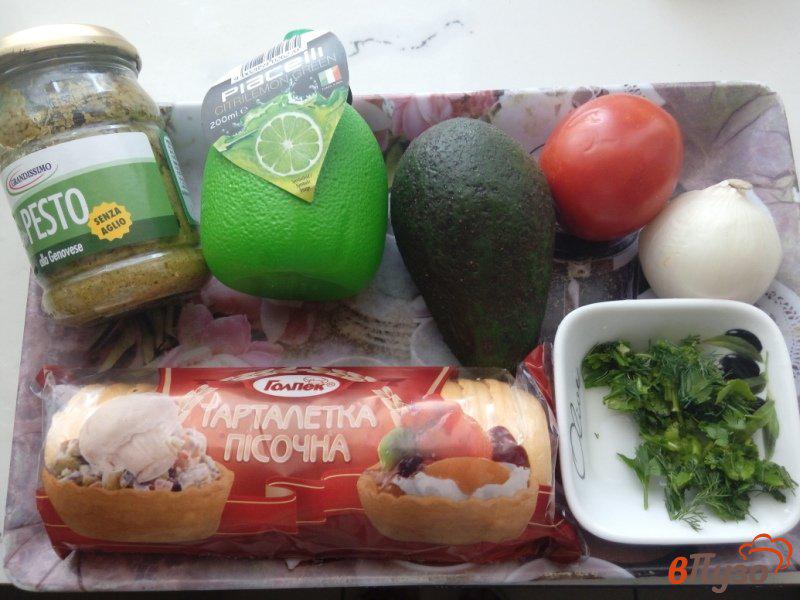 Фото приготовление рецепта: Закусочные тарталетки с авокадо и песто шаг №1