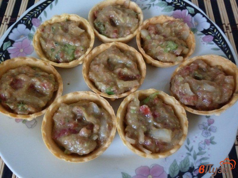 Фото приготовление рецепта: Закусочные тарталетки с авокадо и песто шаг №4