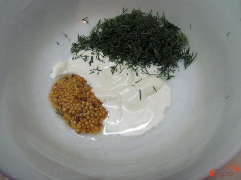 Фото приготовление рецепта: Рулет из сельди с сырным соусом и каперсами шаг №3
