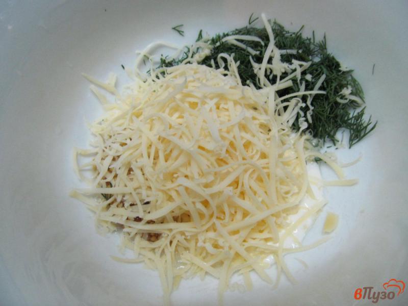 Фото приготовление рецепта: Рулет из сельди с сырным соусом и каперсами шаг №4