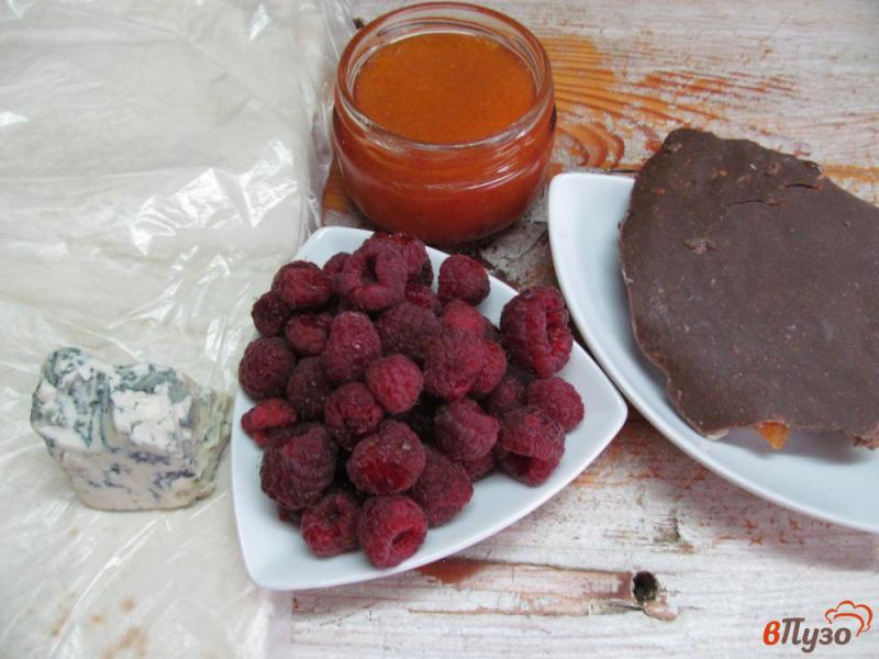 Фото приготовление рецепта: Десерт из лаваша с шоколадом и сыром шаг №1