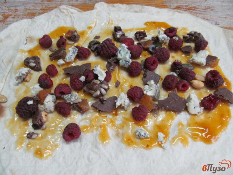 Фото приготовление рецепта: Десерт из лаваша с шоколадом и сыром шаг №4