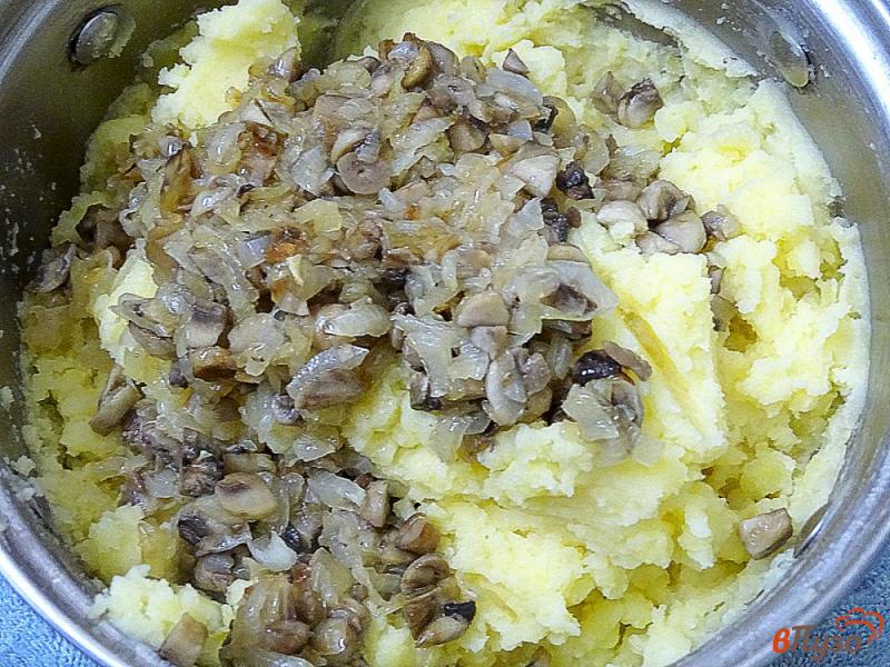 Фото приготовление рецепта: Рулет из лаваша с картофелем и грибами шаг №4