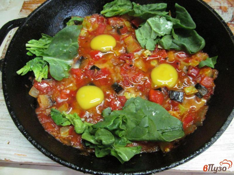 Фото приготовление рецепта: Рататуй с яйцами и шпинатом шаг №4