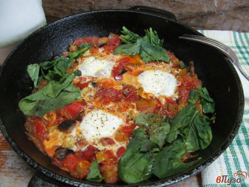 Фото приготовление рецепта: Рататуй с яйцами и шпинатом шаг №5