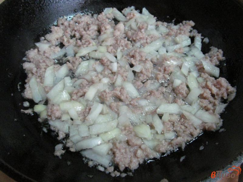 Фото приготовление рецепта: Мясной фарш с картофелем в яйцах шаг №2