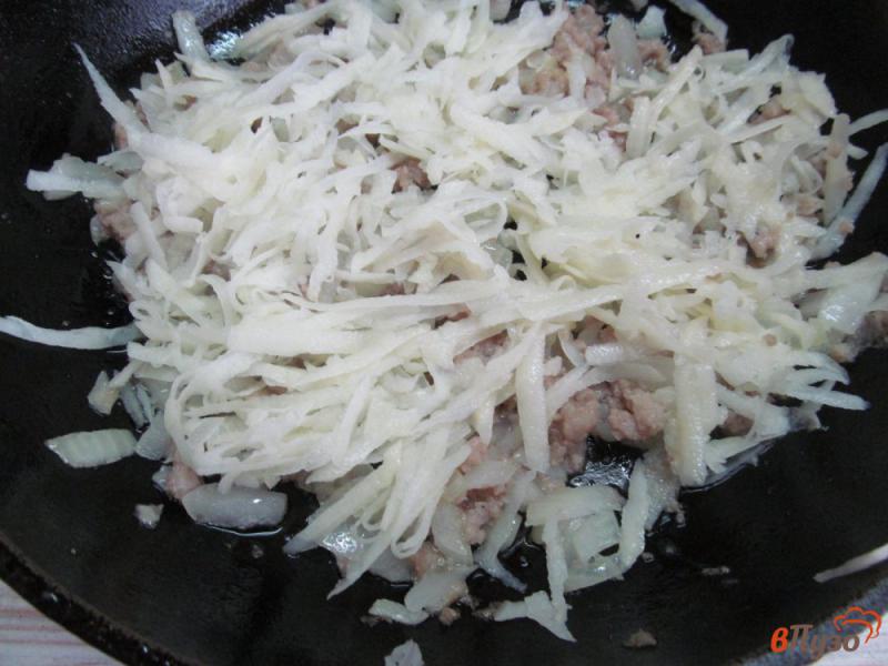 Фото приготовление рецепта: Мясной фарш с картофелем в яйцах шаг №4