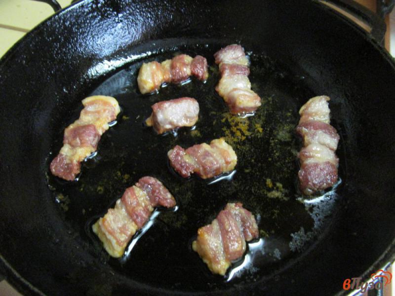 Фото приготовление рецепта: Жареный картофель на жирной свинине шаг №2