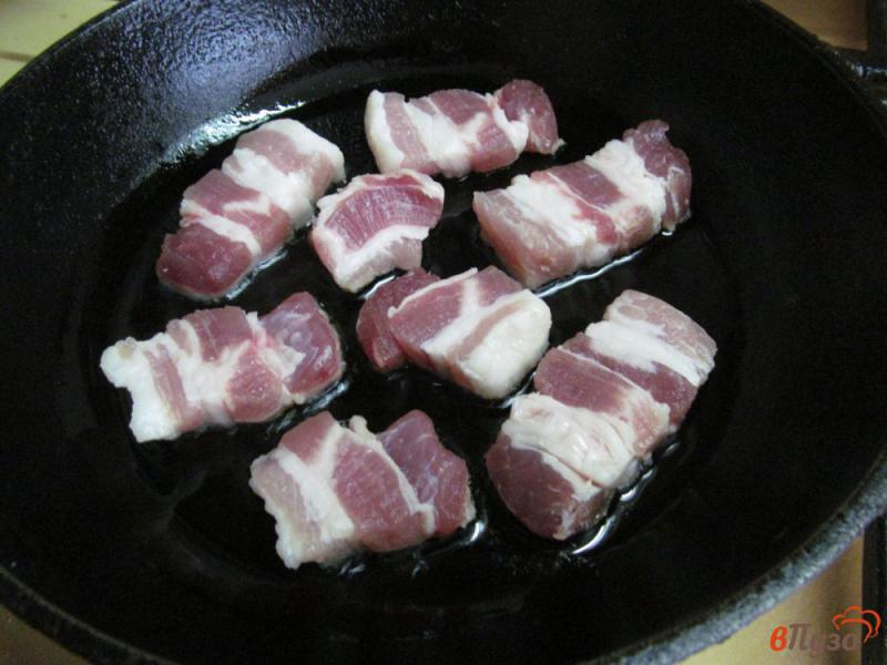 Фото приготовление рецепта: Жареный картофель на жирной свинине шаг №1