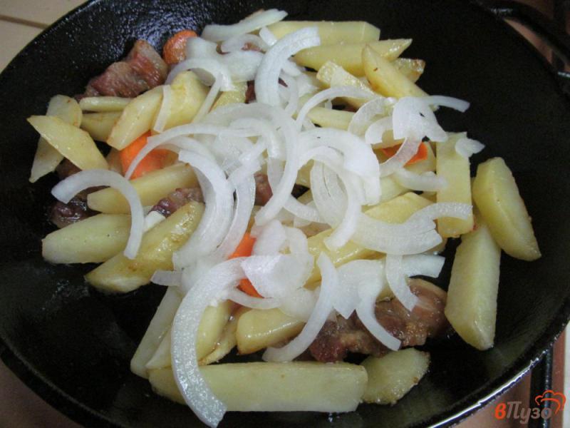 Фото приготовление рецепта: Жареный картофель на жирной свинине шаг №4