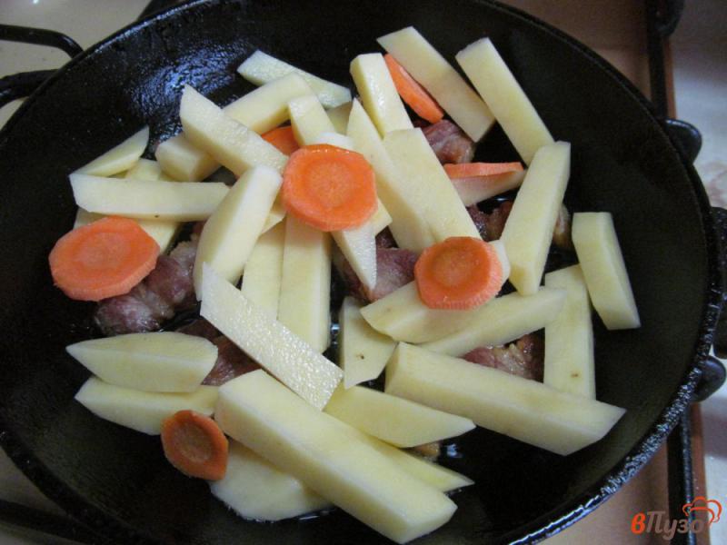 Фото приготовление рецепта: Жареный картофель на жирной свинине шаг №3