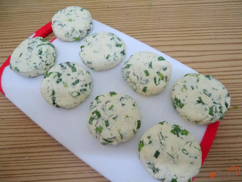 Фото приготовление рецепта: Сырники с зелёным луком шаг №6