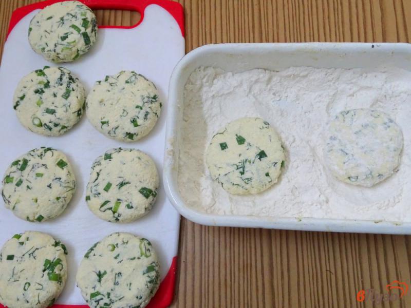 Фото приготовление рецепта: Сырники с зелёным луком шаг №7