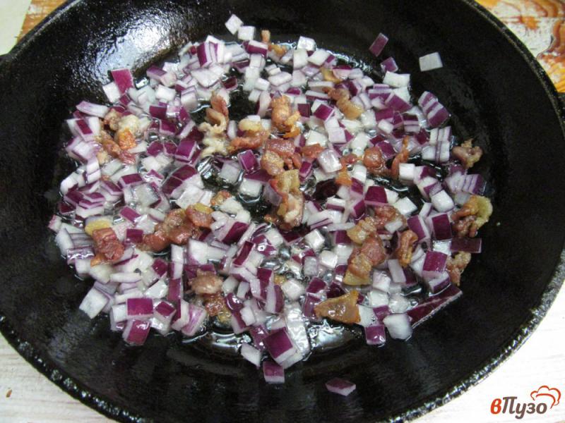 Фото приготовление рецепта: Молодой картофель под сливочным соусом с чесноком и беконом шаг №4