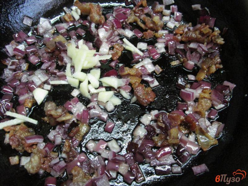 Фото приготовление рецепта: Молодой картофель под сливочным соусом с чесноком и беконом шаг №5