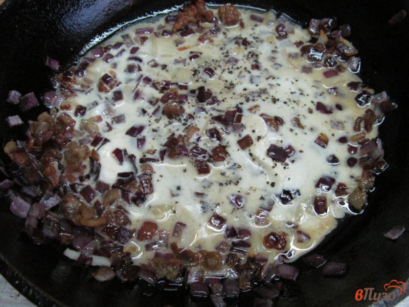 Фото приготовление рецепта: Молодой картофель под сливочным соусом с чесноком и беконом шаг №6