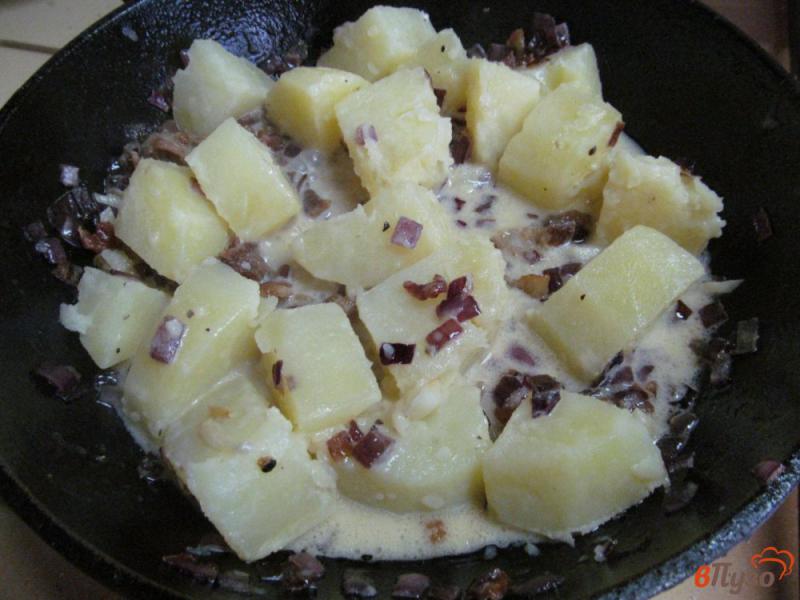 Фото приготовление рецепта: Молодой картофель под сливочным соусом с чесноком и беконом шаг №7