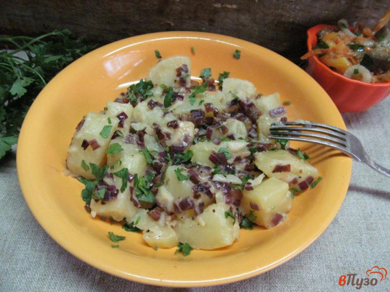 Фото приготовление рецепта: Молодой картофель под сливочным соусом с чесноком и беконом шаг №8