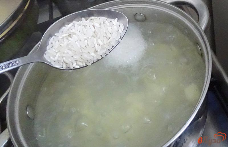 Фото приготовление рецепта: Суп со щавелем и капустой шаг №5