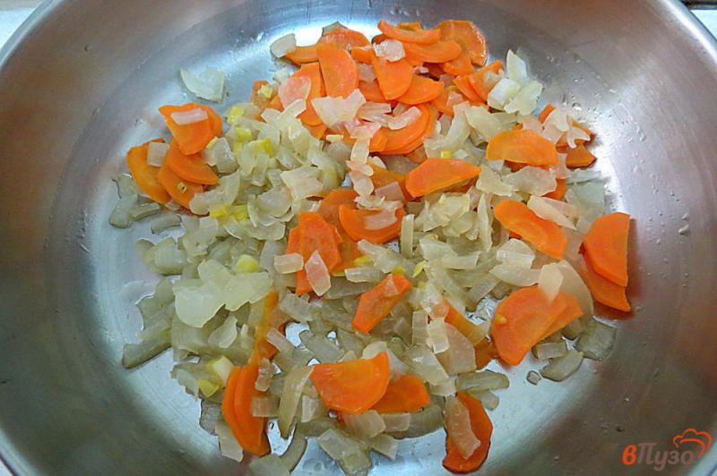 Фото приготовление рецепта: Суп со щавелем и капустой шаг №7