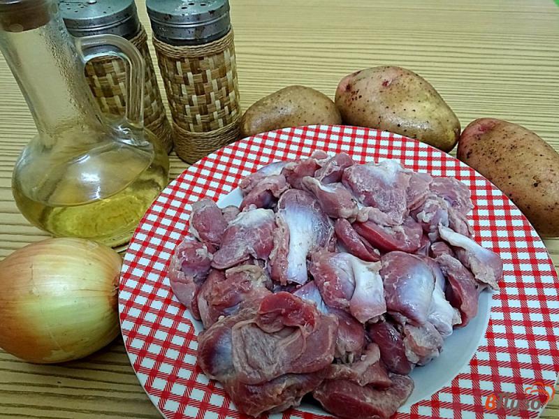 Фото приготовление рецепта: Пирожки с куриными желудками и картофелем шаг №1