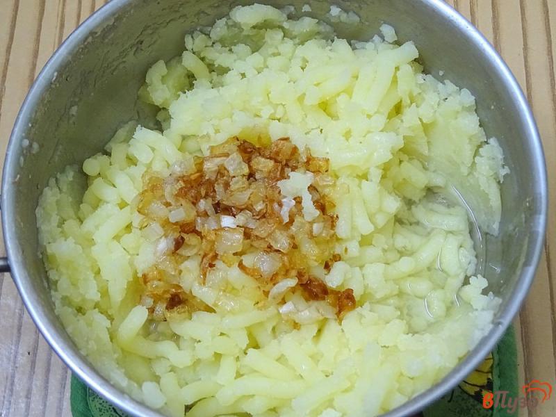 Фото приготовление рецепта: Пирожки с куриными желудками и картофелем шаг №4