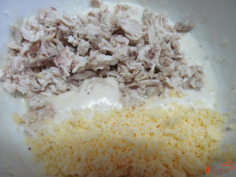 Фото приготовление рецепта: Лепешки с мясом курицы и сыром шаг №2