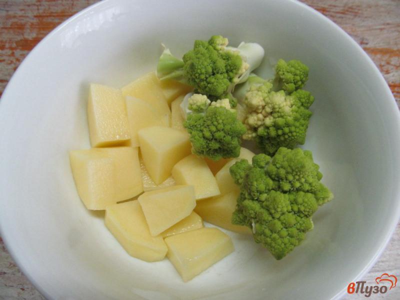 Фото приготовление рецепта: Крем-суп из капусты романеско и картофеля с кукурузой и беконом шаг №3