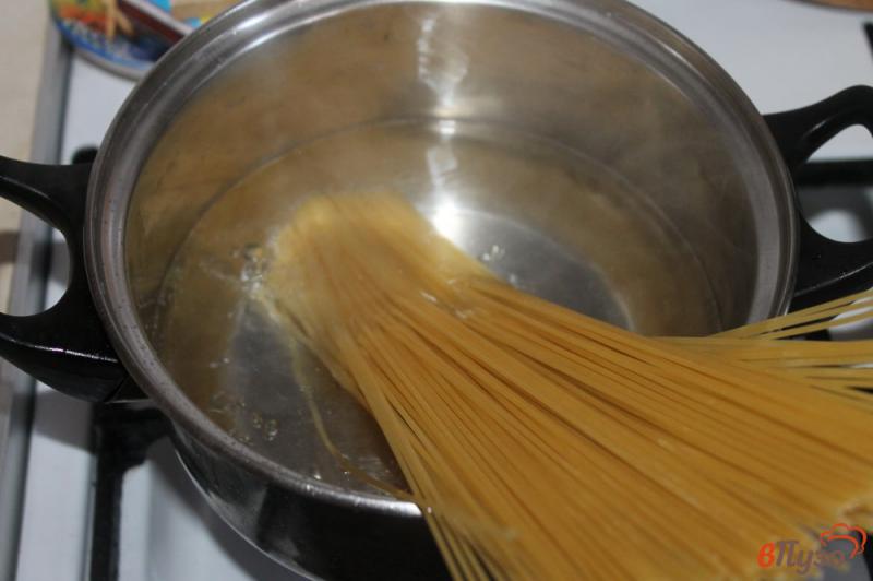 Фото приготовление рецепта: Спагетти в японском стиле с рыбой и соевым соусом шаг №1