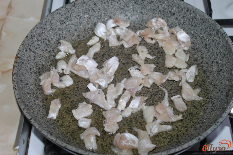 Фото приготовление рецепта: Спагетти в японском стиле с рыбой и соевым соусом шаг №3
