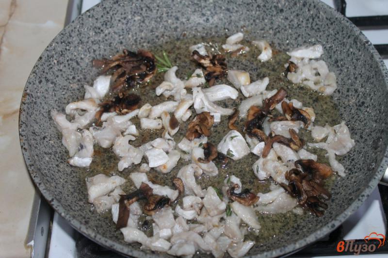 Фото приготовление рецепта: Спагетти в японском стиле с рыбой и соевым соусом шаг №4