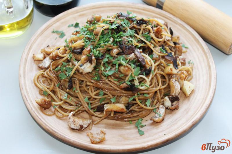Фото приготовление рецепта: Спагетти в японском стиле с рыбой и соевым соусом шаг №7