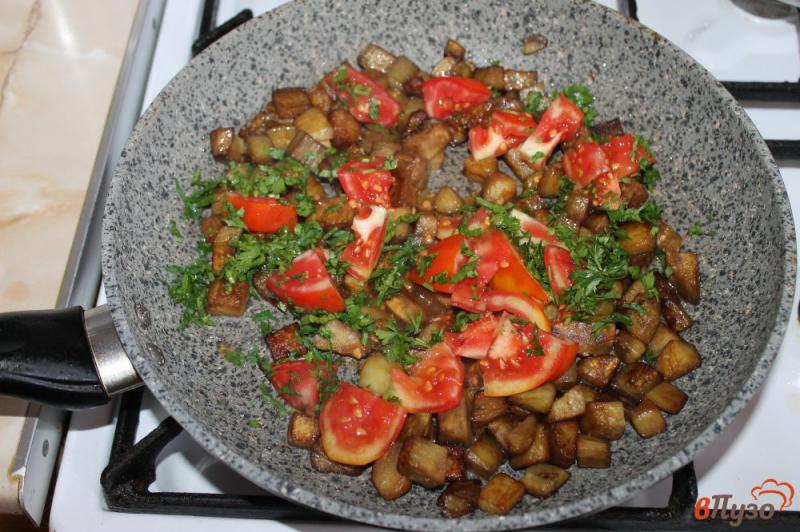 Фото приготовление рецепта: Тушеные баклажаны с помидорами шаг №4