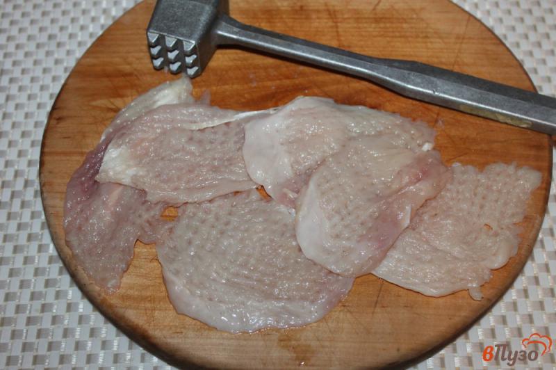 Фото приготовление рецепта: Отбивные из куриного филе с сыром и помидорами шаг №2