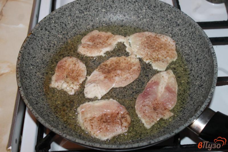 Фото приготовление рецепта: Отбивные из куриного филе с сыром и помидорами шаг №3