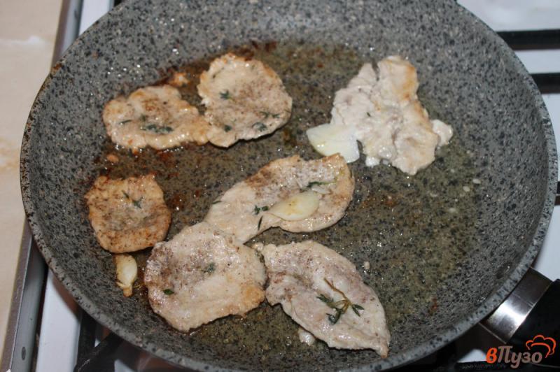 Фото приготовление рецепта: Отбивные из куриного филе с сыром и помидорами шаг №4