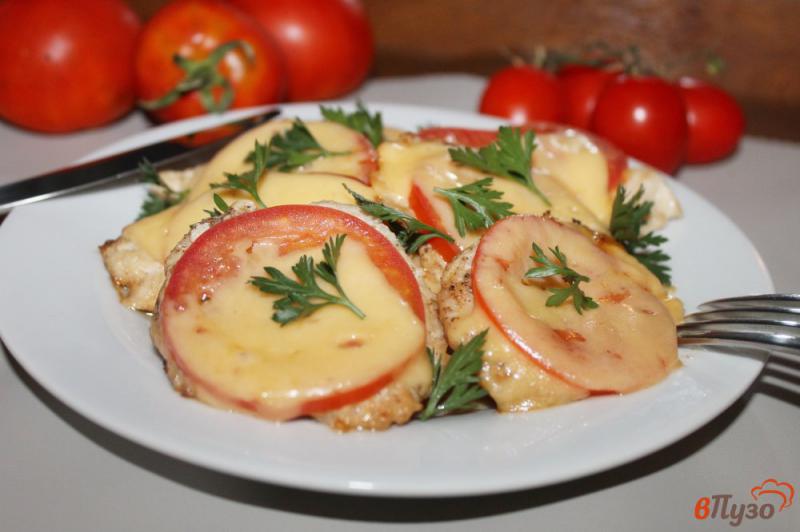 Фото приготовление рецепта: Отбивные из куриного филе с сыром и помидорами шаг №6