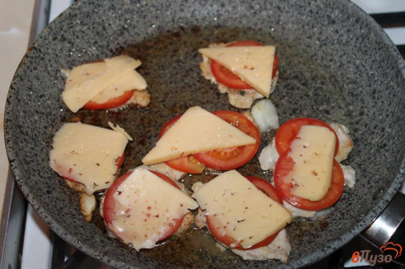Фото приготовление рецепта: Отбивные из куриного филе с сыром и помидорами шаг №5