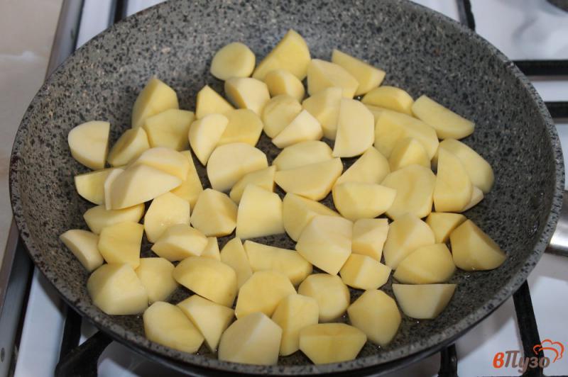 Фото приготовление рецепта: Картофельное рагу с болгарским перцем и курицей шаг №4
