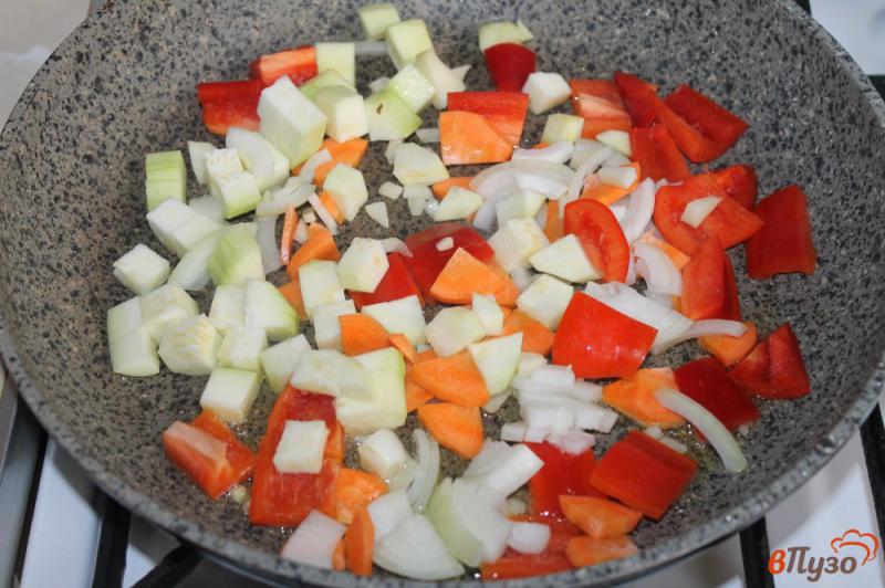 Фото приготовление рецепта: Картофельное рагу с болгарским перцем и курицей шаг №5