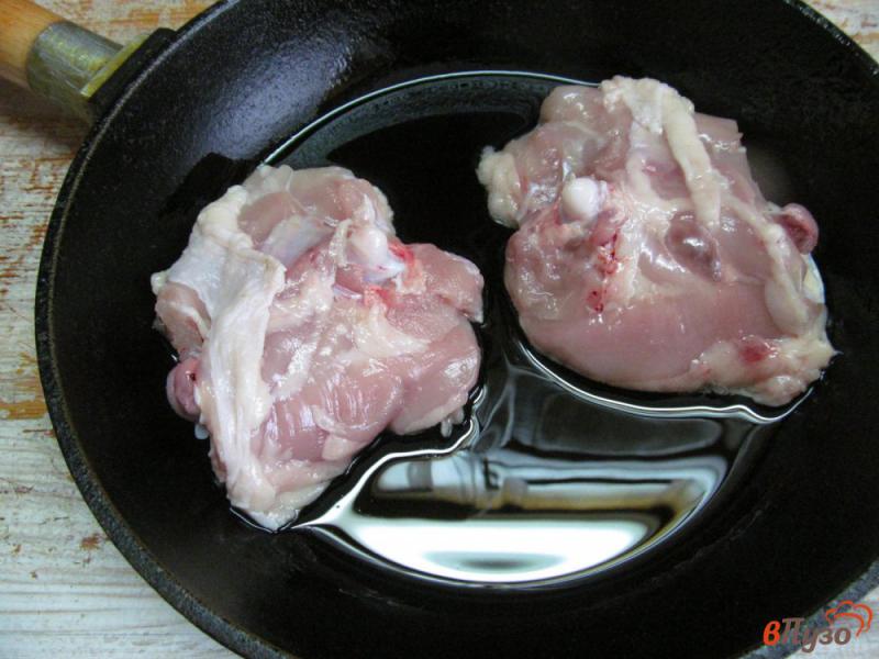 Фото приготовление рецепта: Куриные бедра с овощами в соусе песто шаг №1