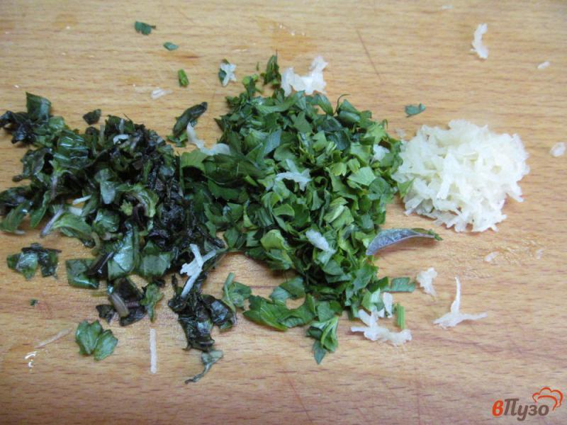 Фото приготовление рецепта: Куриные бедра с овощами в соусе песто шаг №3
