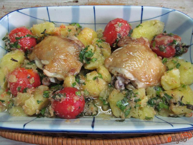 Фото приготовление рецепта: Куриные бедра с овощами в соусе песто шаг №7