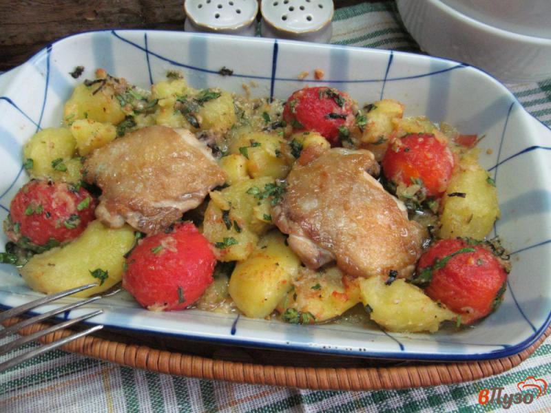 Фото приготовление рецепта: Куриные бедра с овощами в соусе песто шаг №8