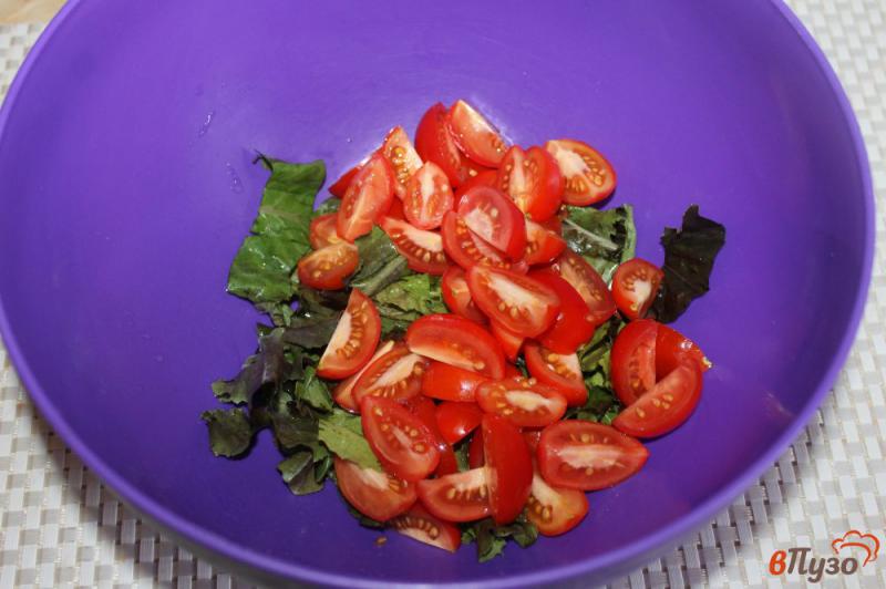 Фото приготовление рецепта: Легкий салат из помидоров черри с болгарским перцем и фетой шаг №2